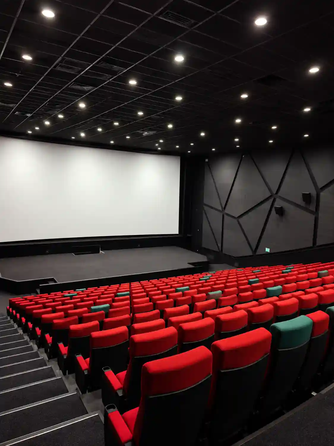 赤い客席とスクリーンのある映画館