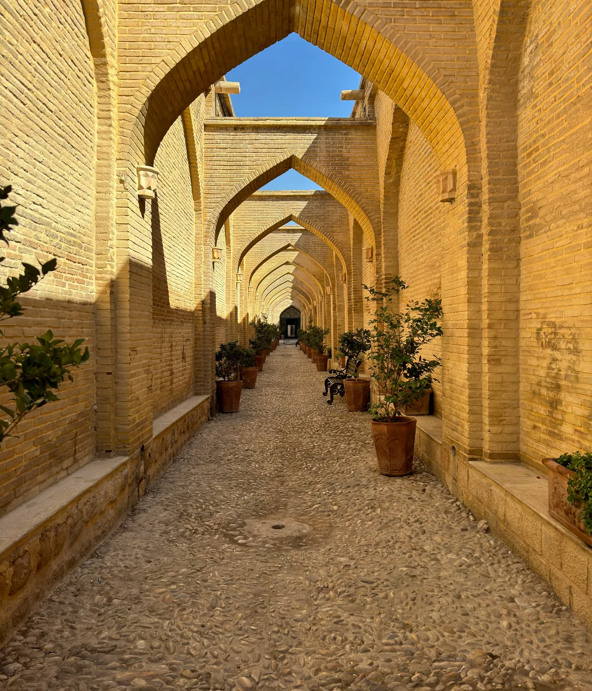 連続するペルシア式アーチが美しいイランの歴史的建築空間