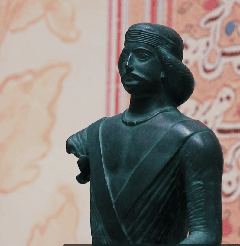 古代イラン男性像の模型